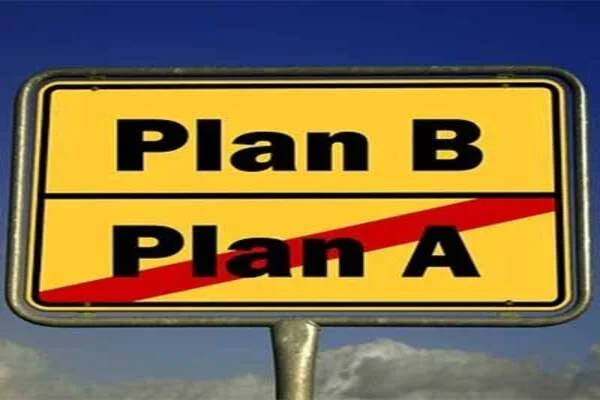 Persona revisando documentos legales relacionados con suspensión de contratos laborales por ERTE/ERE durante el coronavirus.