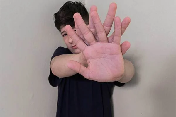 Abogada de familia asesorando a un tutor legal sobre sus responsabilidades en Ponferrada.